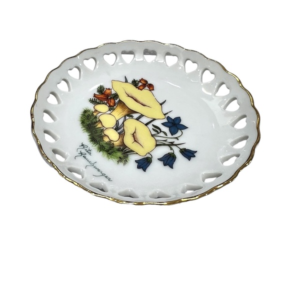 VINTAGE 1960s PORCELAIN TRINKET DISH WITH HAND PAINTED FLOWERS & HEART CUTOUTS - Picture 6 of 13